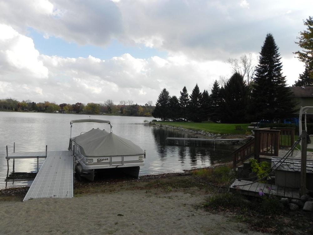 Homes on Woodruff Lake in Highland MI