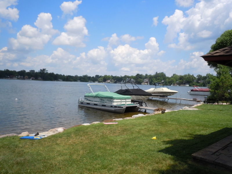 Homes on Woodhull Lake in Waterford Michigan 