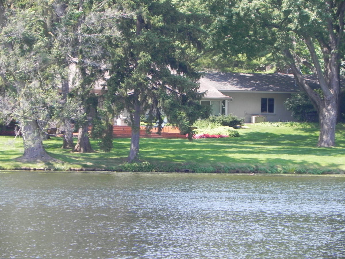 Lakefront homes for sale on Dow Lake in Orchard Lake Michigan