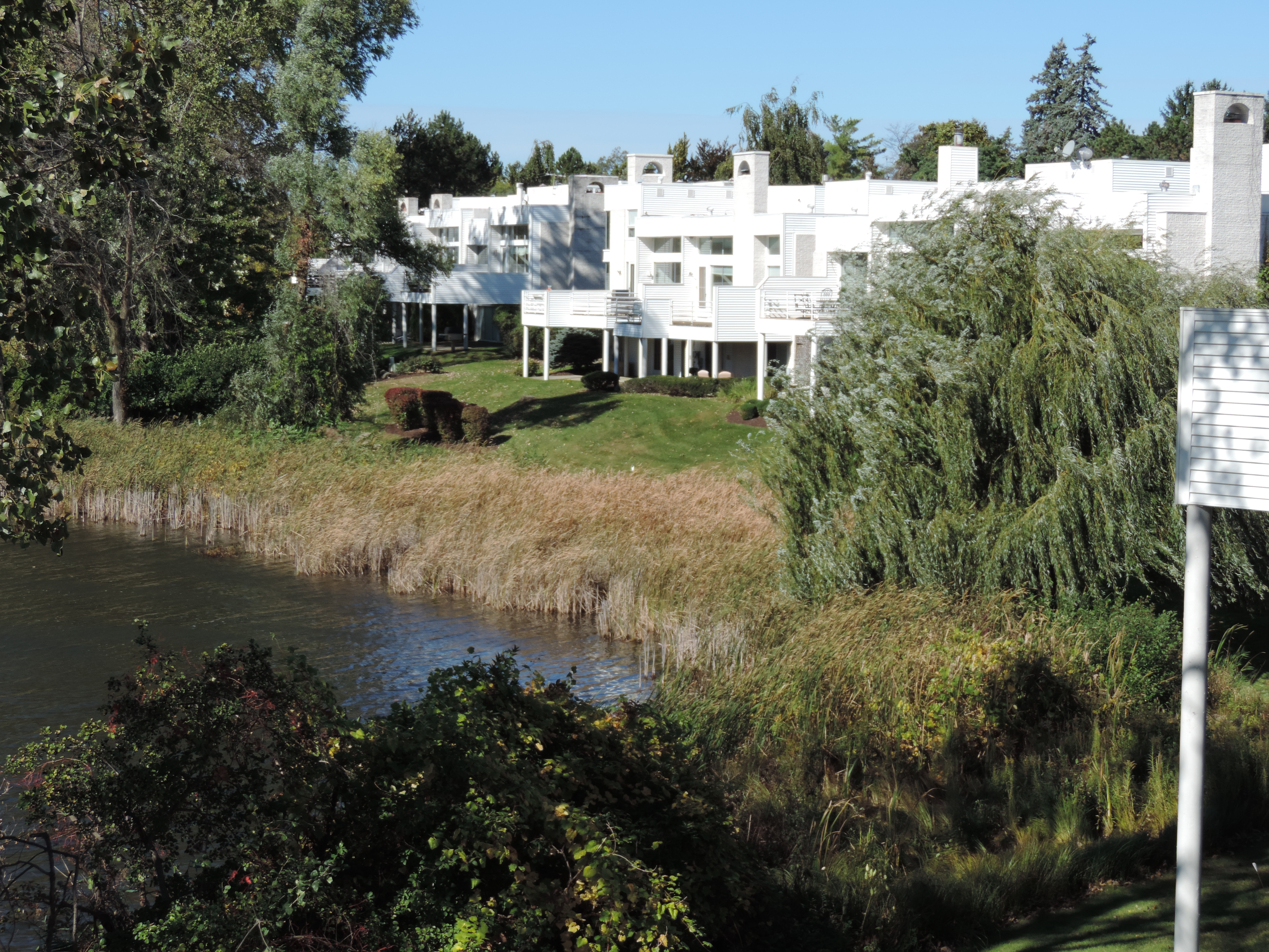 Lakefront condos on Wabeek Lake in Bloomfield MI